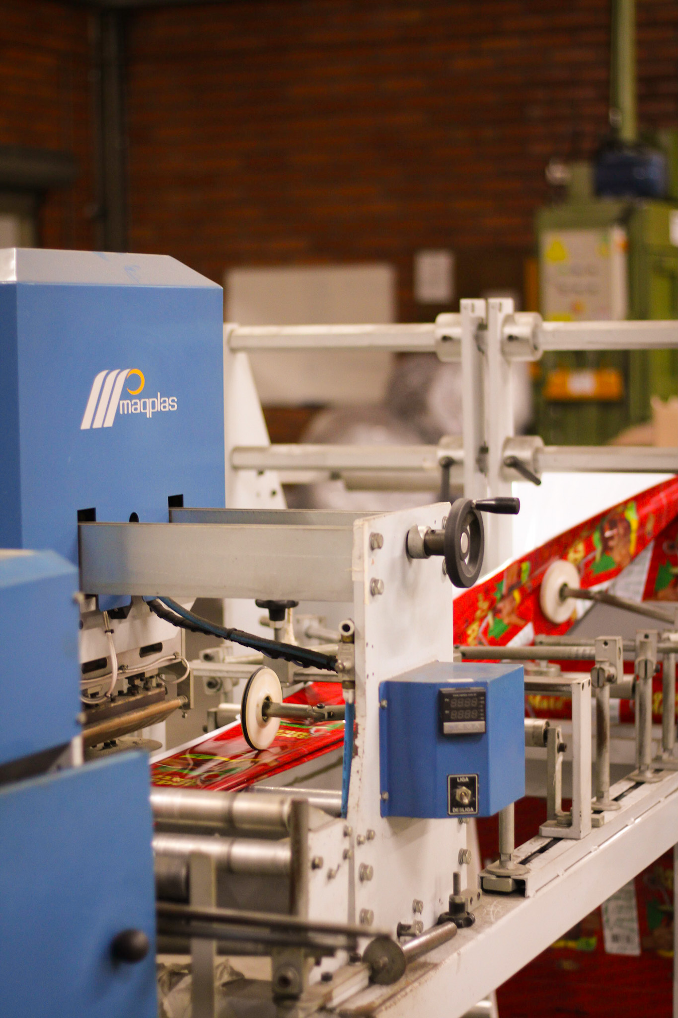 Detalhe da impressão flexográfica em bobina na fábrica da Gayaplas em Itajaí/SC